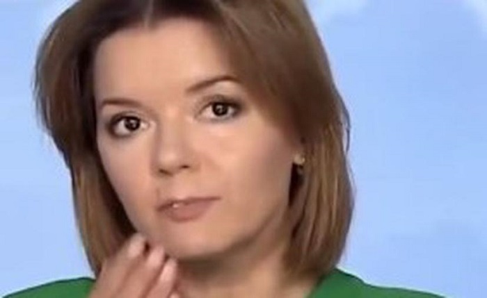 (VIDEO) Presentadora de noticias pierde un diente durante su programa