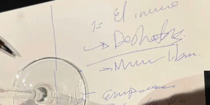 Esto escribió Yrma Lydya en el mantel poco antes de ser baleada por su esposo