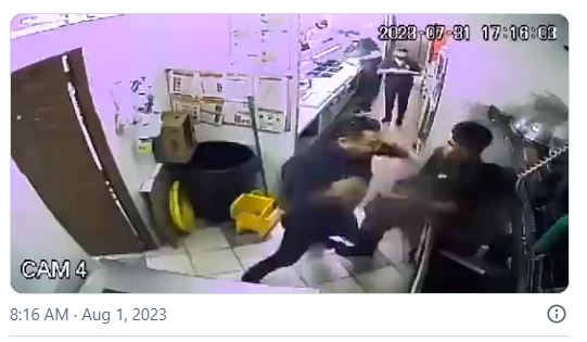 SLP: Sujeto se comporta como animal y golpea salvajemente a empleado de Subway