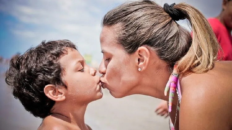 ¿Besas a tu hijo en la boca? El IMSS recomienda no hacerlo por esto