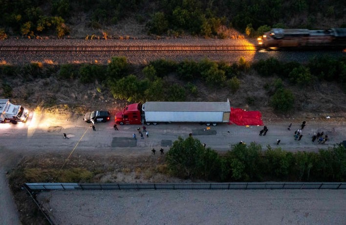 Caen 4 mexicanos por la muerte de 53 migrantes hacinados en caja de tráiler, en Texas