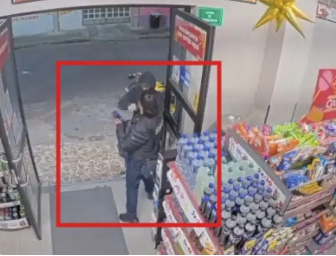 Sin temor: Asalta y desarma a policía de CDMX que estaba distraída en el celular