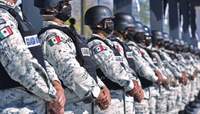 Hallan a 5 agentes de la GN $1 millón y armas en maletas y uniformes