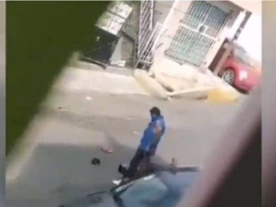 (Vídeo) Hombre apuñala a otro frente a sus vecinos: ‘si lo dejo vivo me mata’, dijo