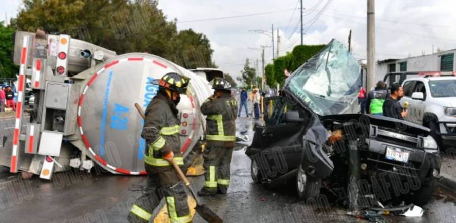 (VIDEO) CDMX: Tráiler cae sobre auto y lo destruye; el conductor ¡sale ileso!