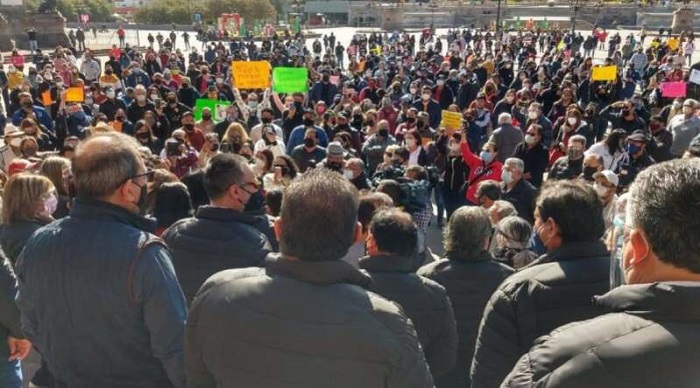 ¿Y Covid? Maestros en NL toman las calles para exigir el pago de aguinaldo