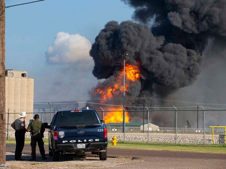 Explota oleoducto en puerto de Texas; hay seis desaparecidos