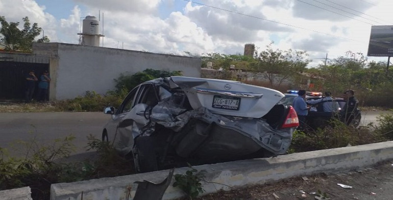 Brutal choque entre vehículos en la Mérida-Tetiz