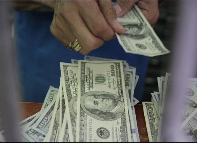 Dólar inicia jornada con avance, se vende en 19.55 pesos en bancos