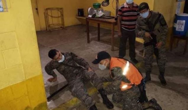 Migrantes y militares se enfrentan en Guatemala