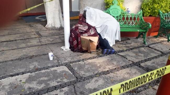 Indigente muere ignorado por la gente en hospital de Coyoacán