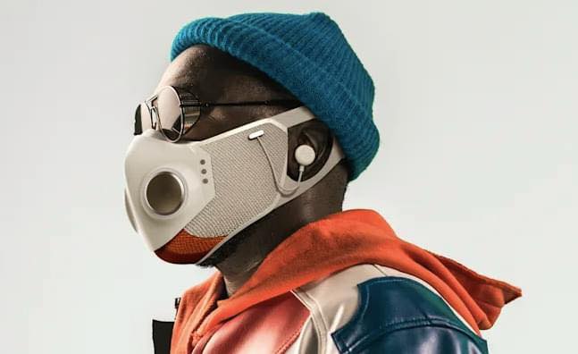 Will.i.am presenta cubrebocas con audífonos integrados