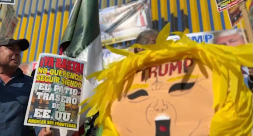 Golpean piñata de Trump en frontera de México con EU; dicen no a deportaciones