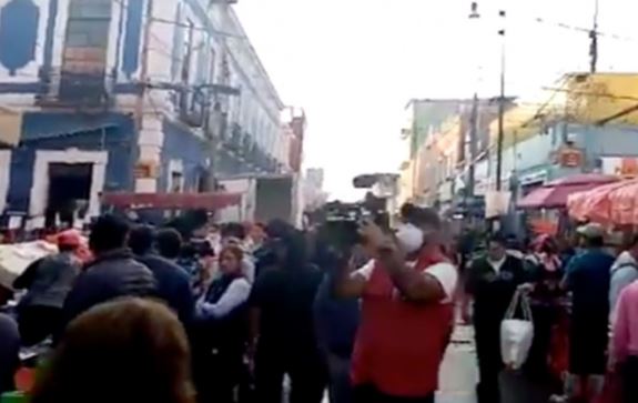 Puebla: Ni Covid-19 impide abarrotar mercado en Jueves Santo