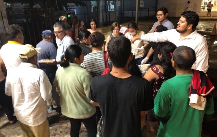 Mérida: Inusual modo de festejar el nacimiento de su hijo: regala tacos en el O´Horán