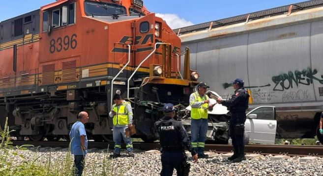 Nuevo León: Mueren madre e hijo en choque contra tren