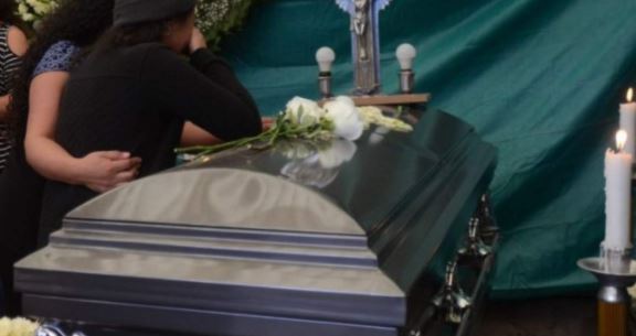 Cobran $68 millones por seguro de vida de persona que murió de covid