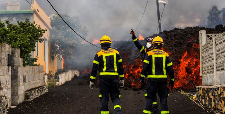 ¡Impresionante! Lava de volcán de España "se traga" un centenar de casas