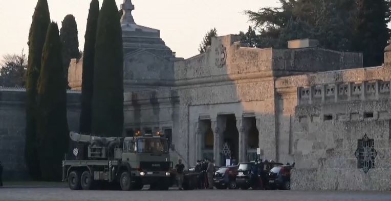 Ejército italiano traslada decenas de féretros para incinerar