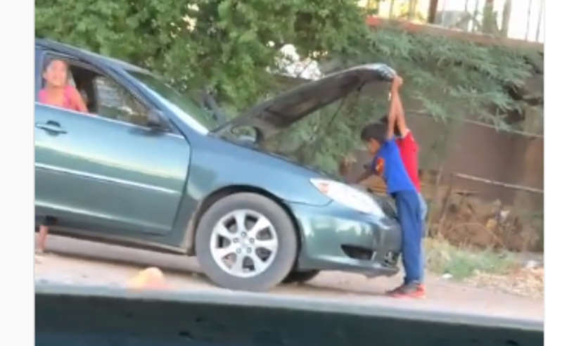 (Vídeo): Niños roban auto que se descompone, se bajan a repararlo y siguen huyendo