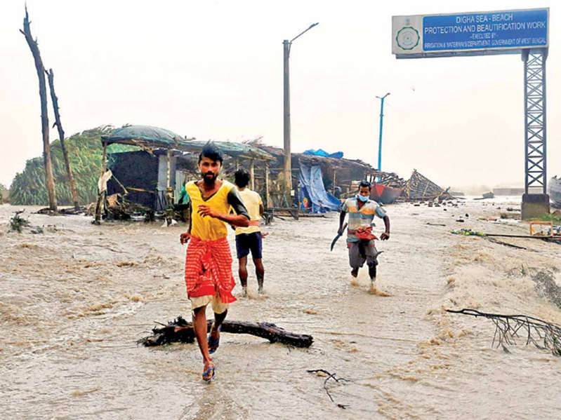 Con todo y crisis de salid, ciclón arrasa en India