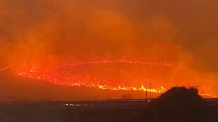 50 incendios en Tijuana consumen decenas de carros y casas