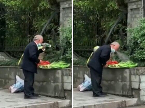 (VÍDEO) Captan a vendedor rociando vegetales que vendía con la boca