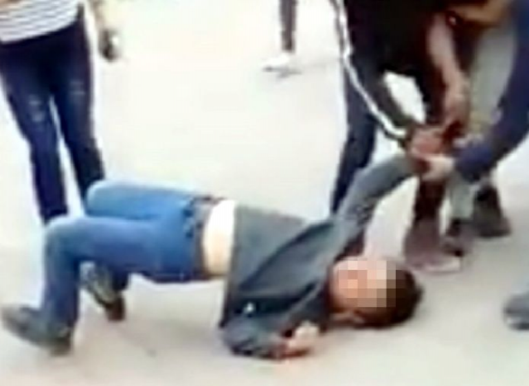 Niño causa terror al sacar un cuchillo en pelea callejera en Nuevo León