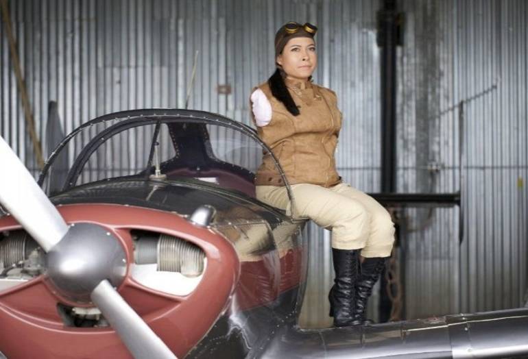 Inspiradora historia de la mujer que pilotea un avión sin tener brazos