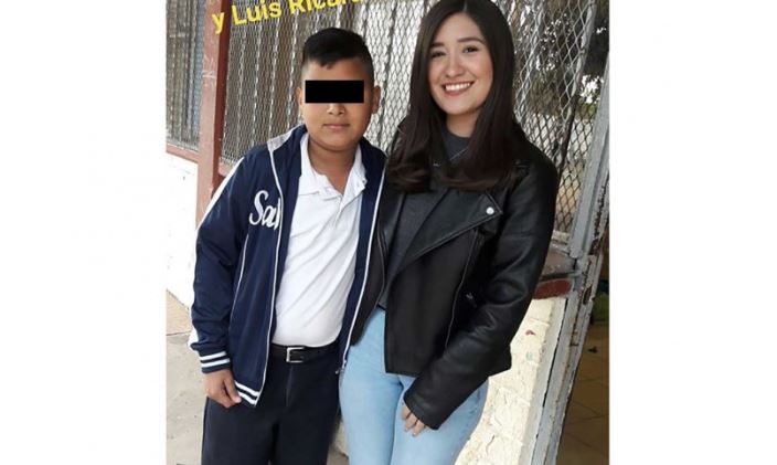 Nadie quiso tomarse una foto con él y su maestra lo ayudó