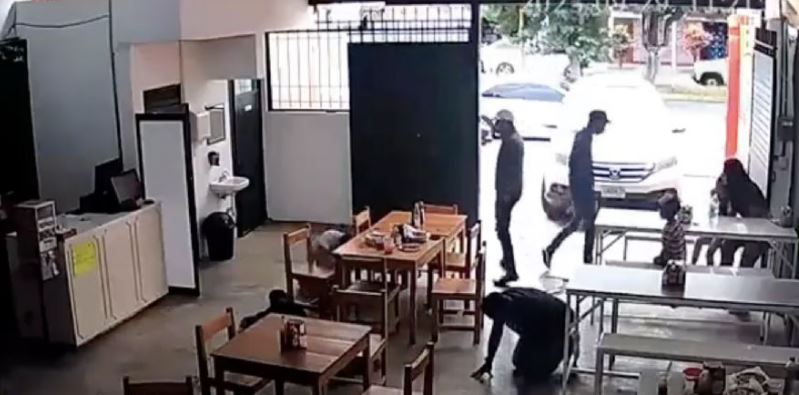 (VIDEO) En segundos asaltan restaurante en Michoacán; había dos menores