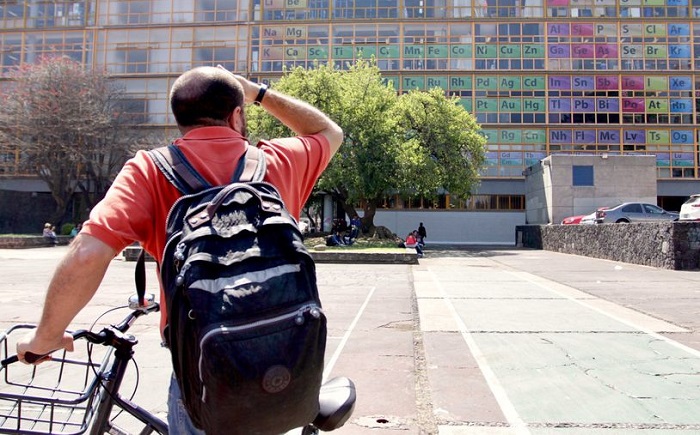 Profesor de la UNAM insinúa propuesta indecorosa a estudiante; lo separan