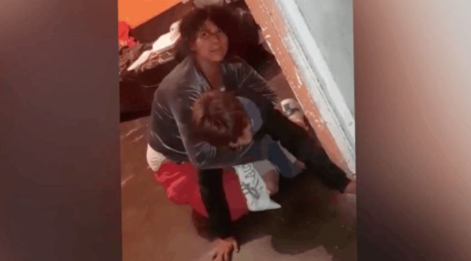 NL: Vecinos impiden que madre asfixie a su hija