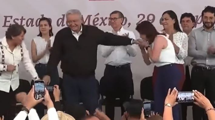 Alcaldesa morenista besa la mano de AMLO en evento de Delfina Gómez