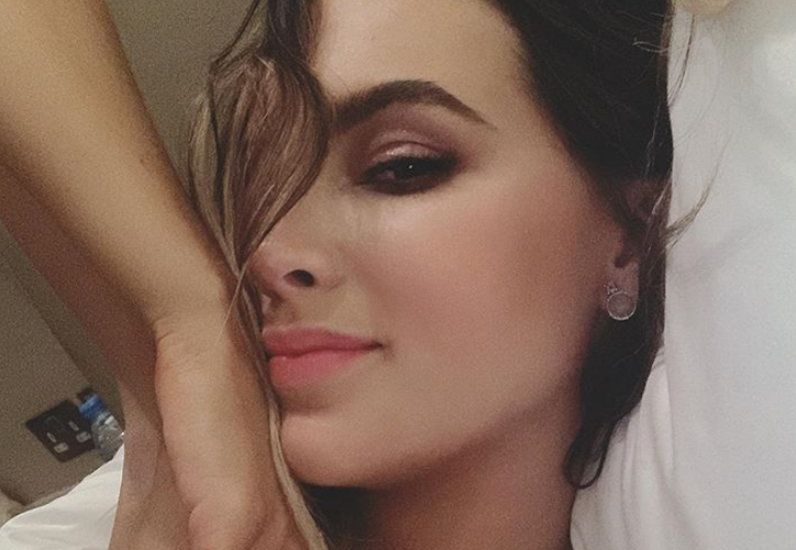 Belinda celebra 20 años de carrera ¡en la cama!... pero enferma