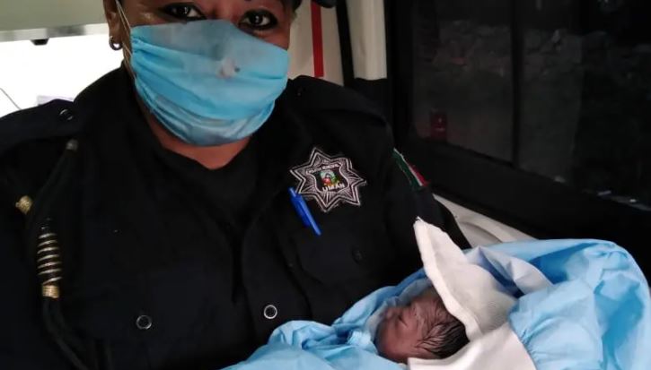 Umán: Bebé nace en casa de sus padres y paramédicos la atienden