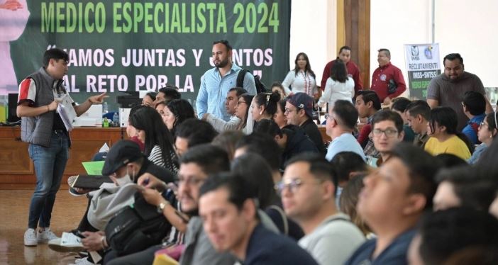 AMLO: "Hay complicaciones para reclutar personal médico"... ¿Traerá más cubanos?