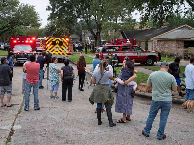 Encuentran a 90 personas atrapadas en casa de Texas; algunas con covid