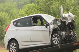 Ladrón propina golpiza a abuelita para robar su auto; pero muere al chocar