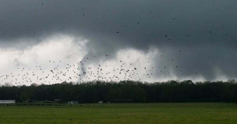 Más de 20 tornados destrozan casas en el sur de EE.UU.