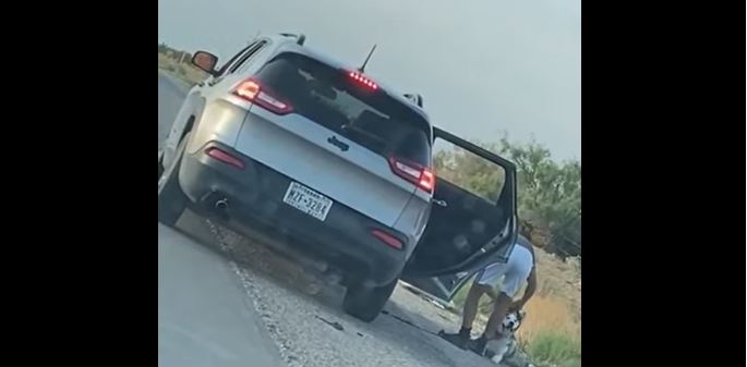 (VÍDEO) Sujeto abandona a su perro; policía lo ve y va tras él