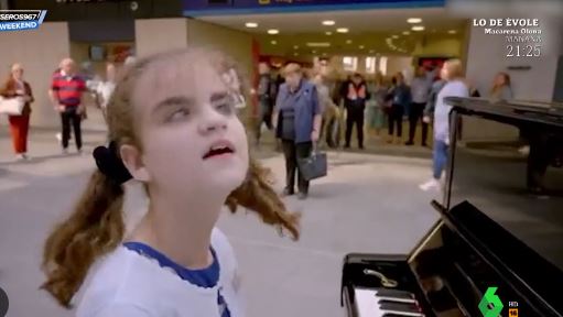 Impresionante actuación de una niña con discapacidad visual tocando Chopin en la calle