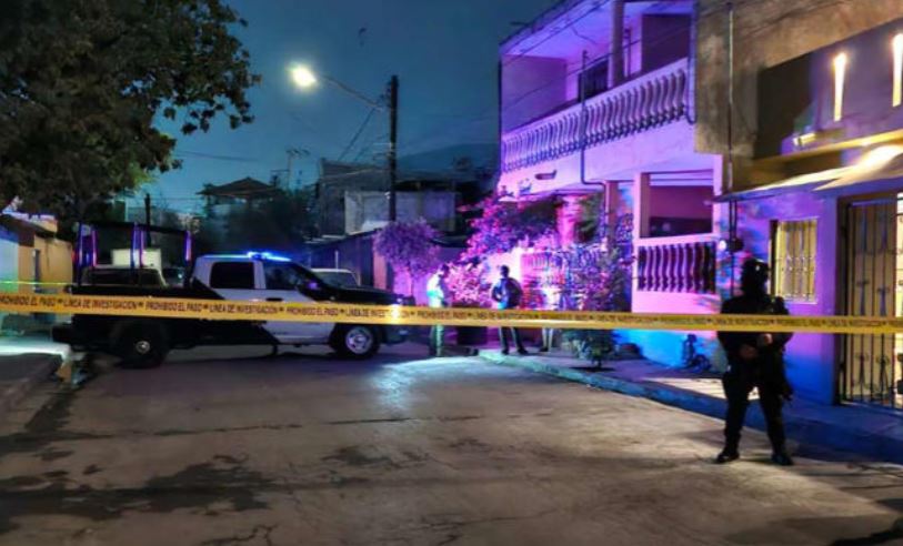 Ejecutan a joven dentro de su casa en colonia de Monterrey