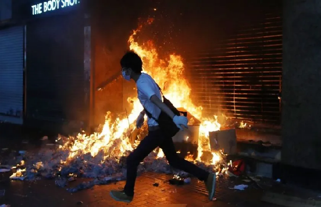 Hong Kong, paralizado tras una noche de caos y desafío con máscaras