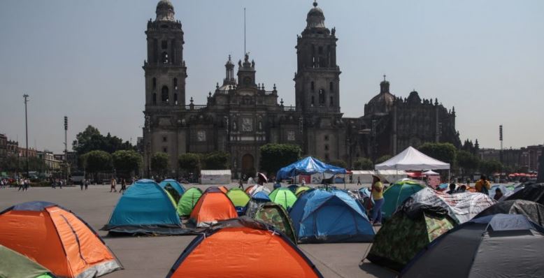 CNTE seguirá en plantón: docentes rechazan alza salarial del 10% de AMLO