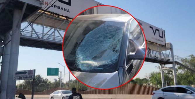 Torreón: Niña se tira de puente peatonal pero cae sobre un carro