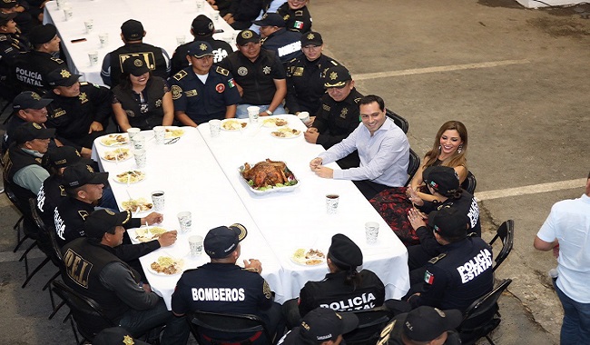 Vila se reúne con policías yucatecos en Nochebuena