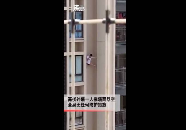 VIDEO: 'Spiderman' chino en ropa interior escala un rascacielos