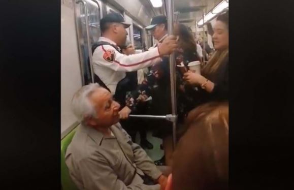 Mujer intenta sacar a abuelito de vagón exclusivo del Metro y desata polémica