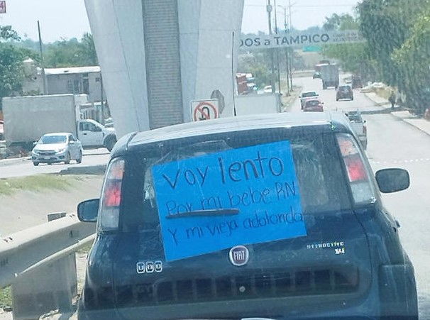 Captan carro con letrero en Tampico: “Voy lento por mi bebé recién nacido”